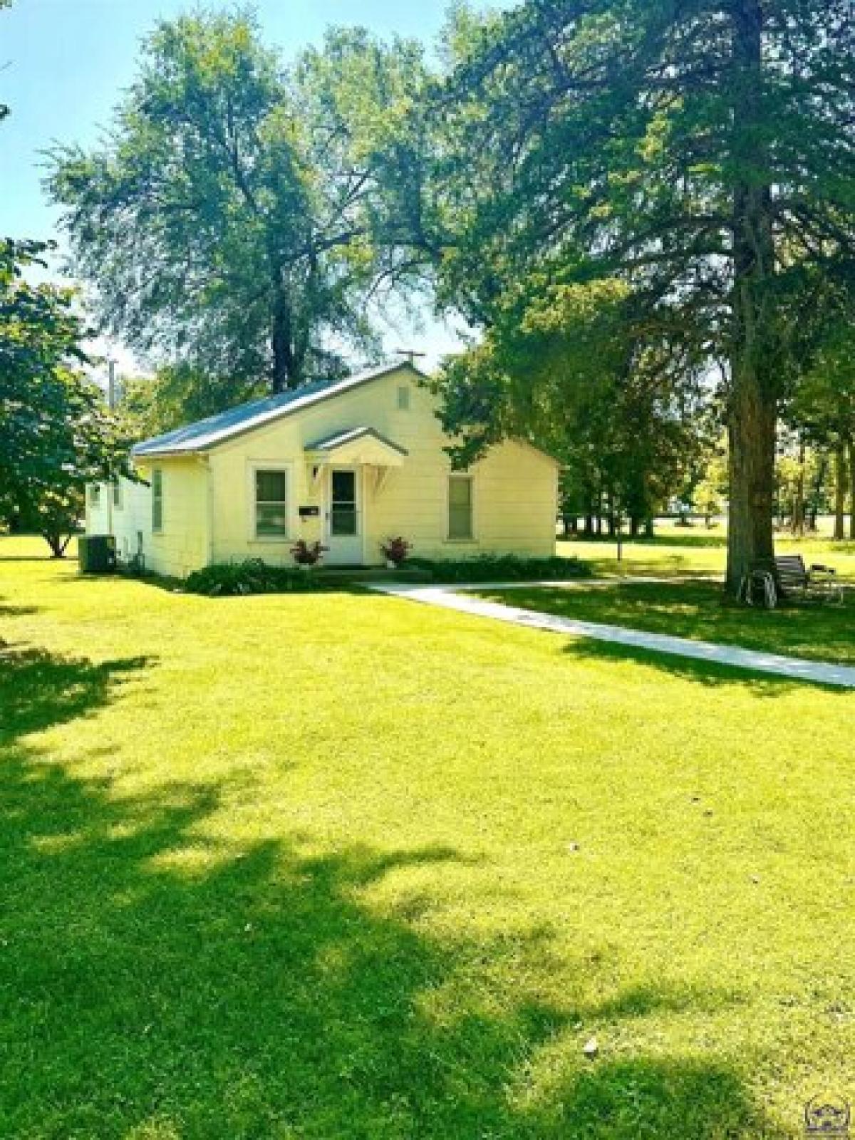 Picture of Home For Sale in Council Grove, Kansas, United States