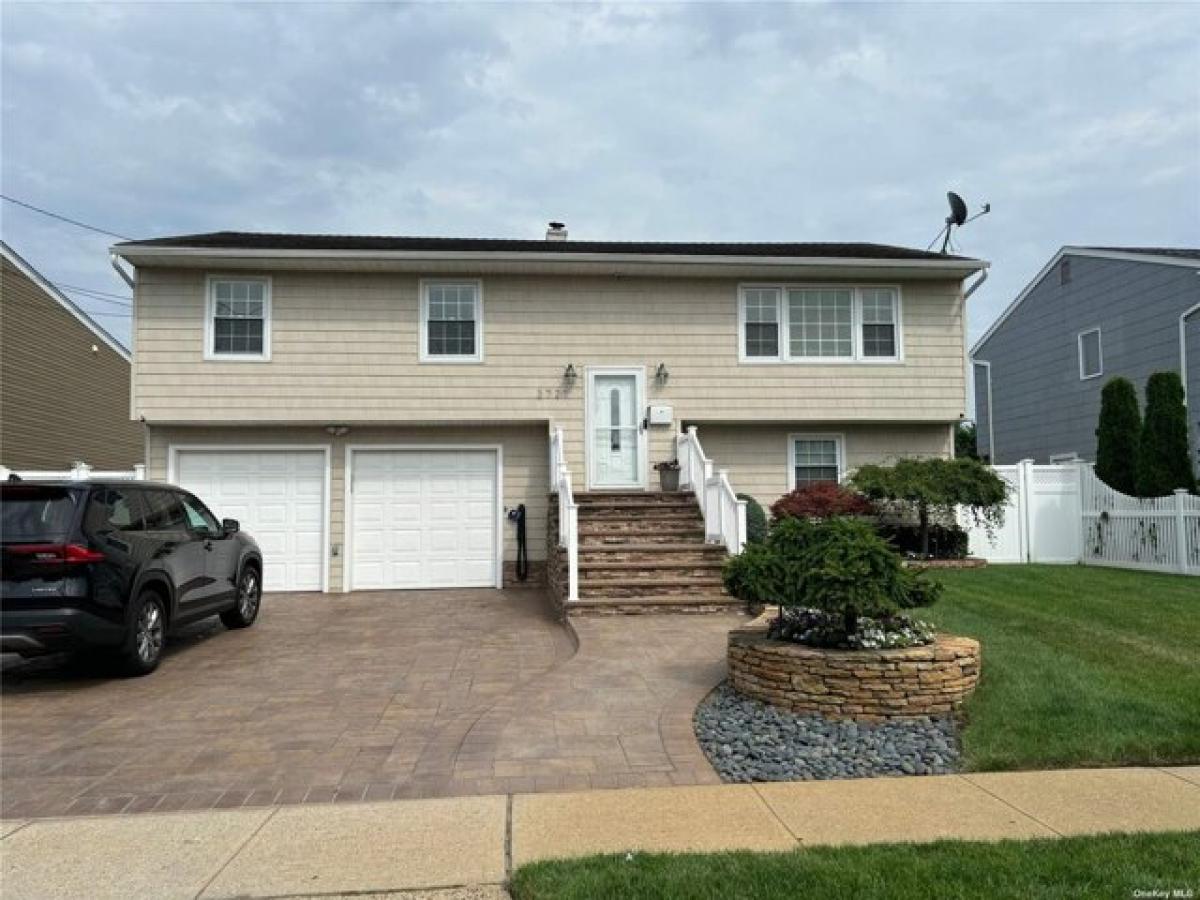 Picture of Home For Sale in Bellmore, New York, United States