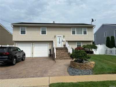 Home For Sale in Bellmore, New York