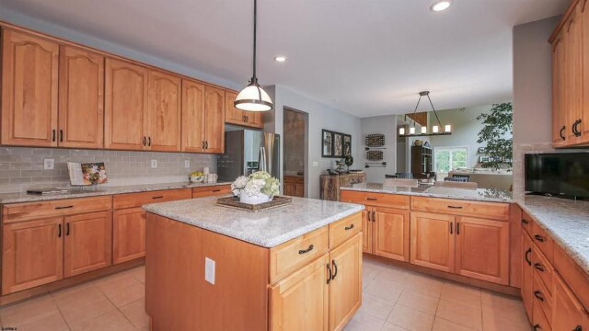 Picture of Home For Sale in Egg Harbor Township, New Jersey, United States