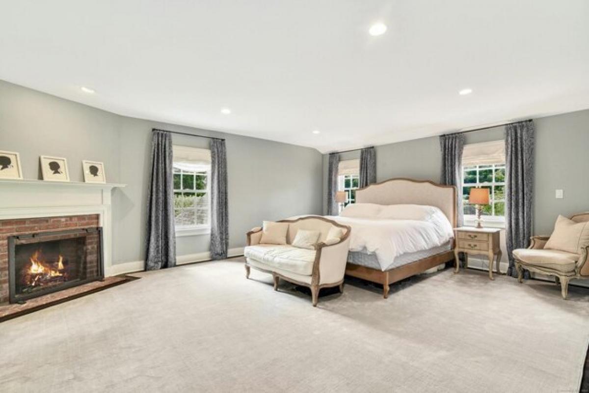 Picture of Home For Sale in New Canaan, Connecticut, United States