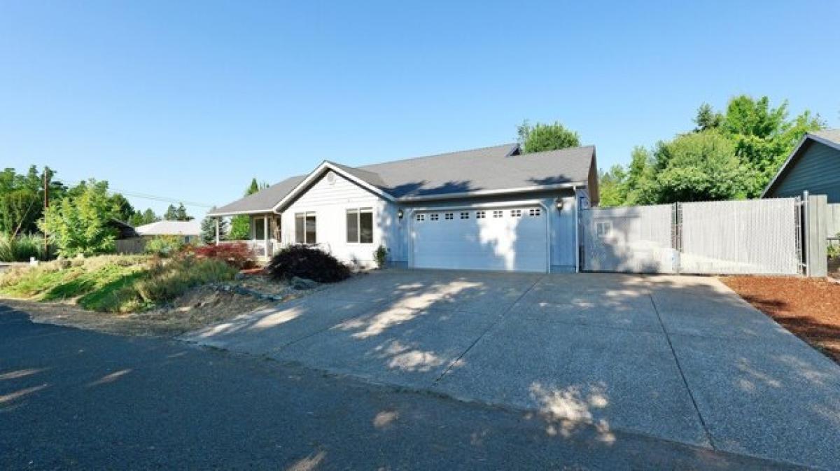 Picture of Home For Sale in Shady Cove, Oregon, United States