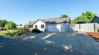 Home For Sale in Shady Cove, Oregon