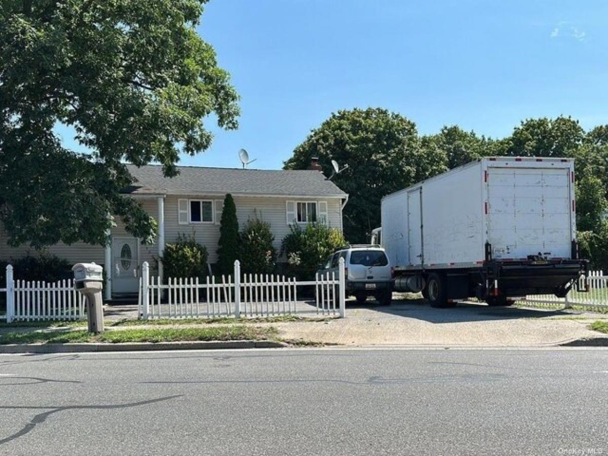 Picture of Home For Sale in Wyandanch, New York, United States