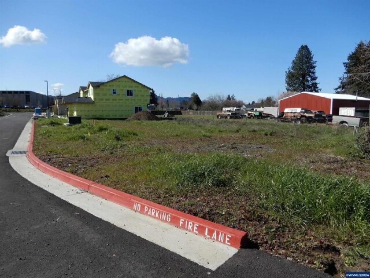 Picture of Residential Land For Sale in Lebanon, Oregon, United States