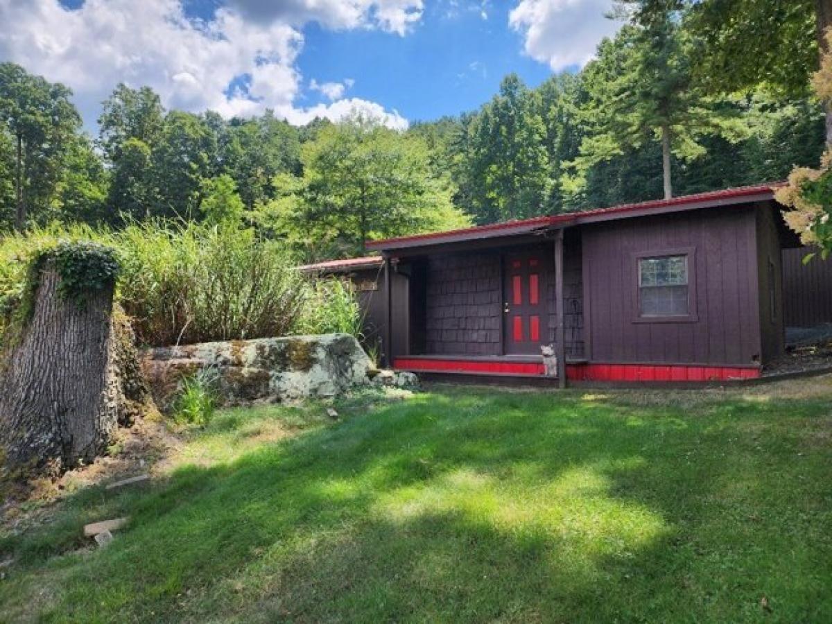 Picture of Home For Sale in Mount Hope, West Virginia, United States