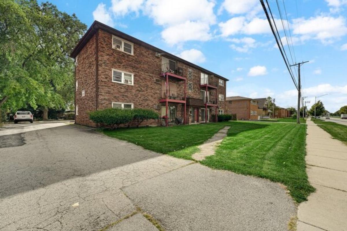 Picture of Home For Sale in Bridgeview, Illinois, United States