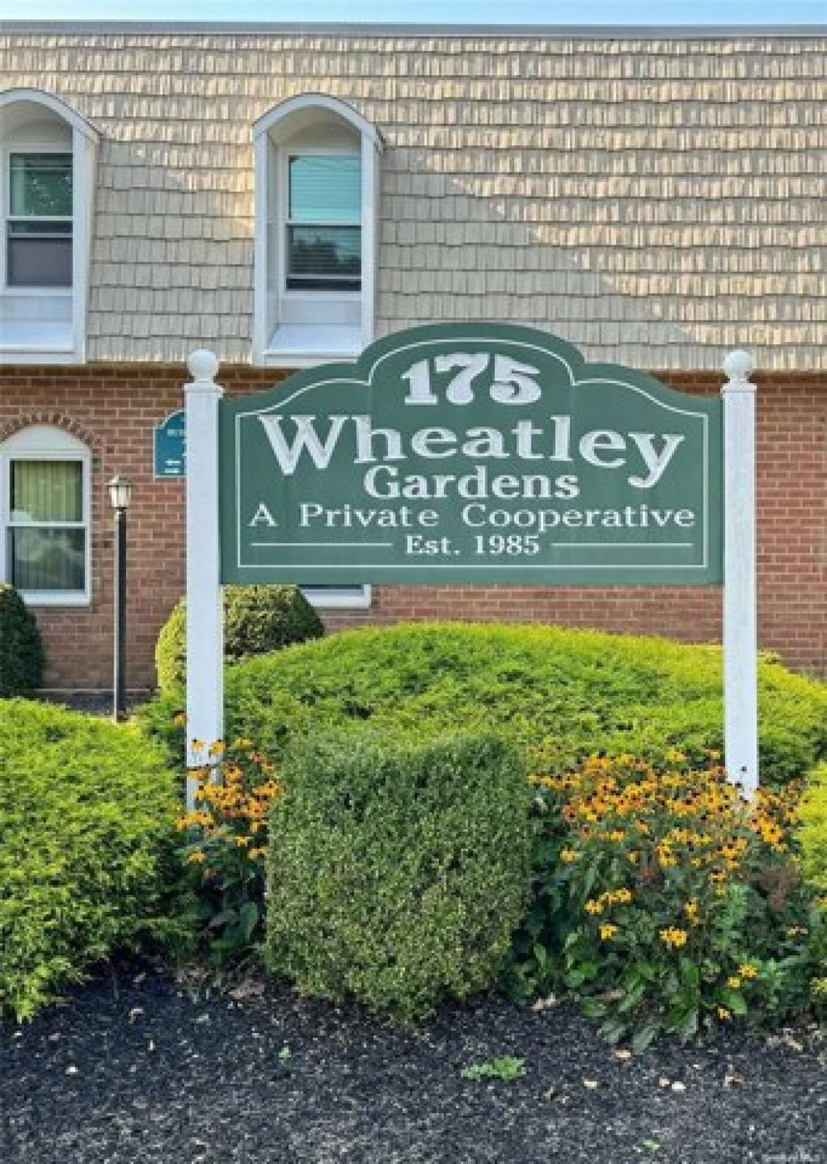 Picture of Home For Sale in Wheatley Heights, New York, United States