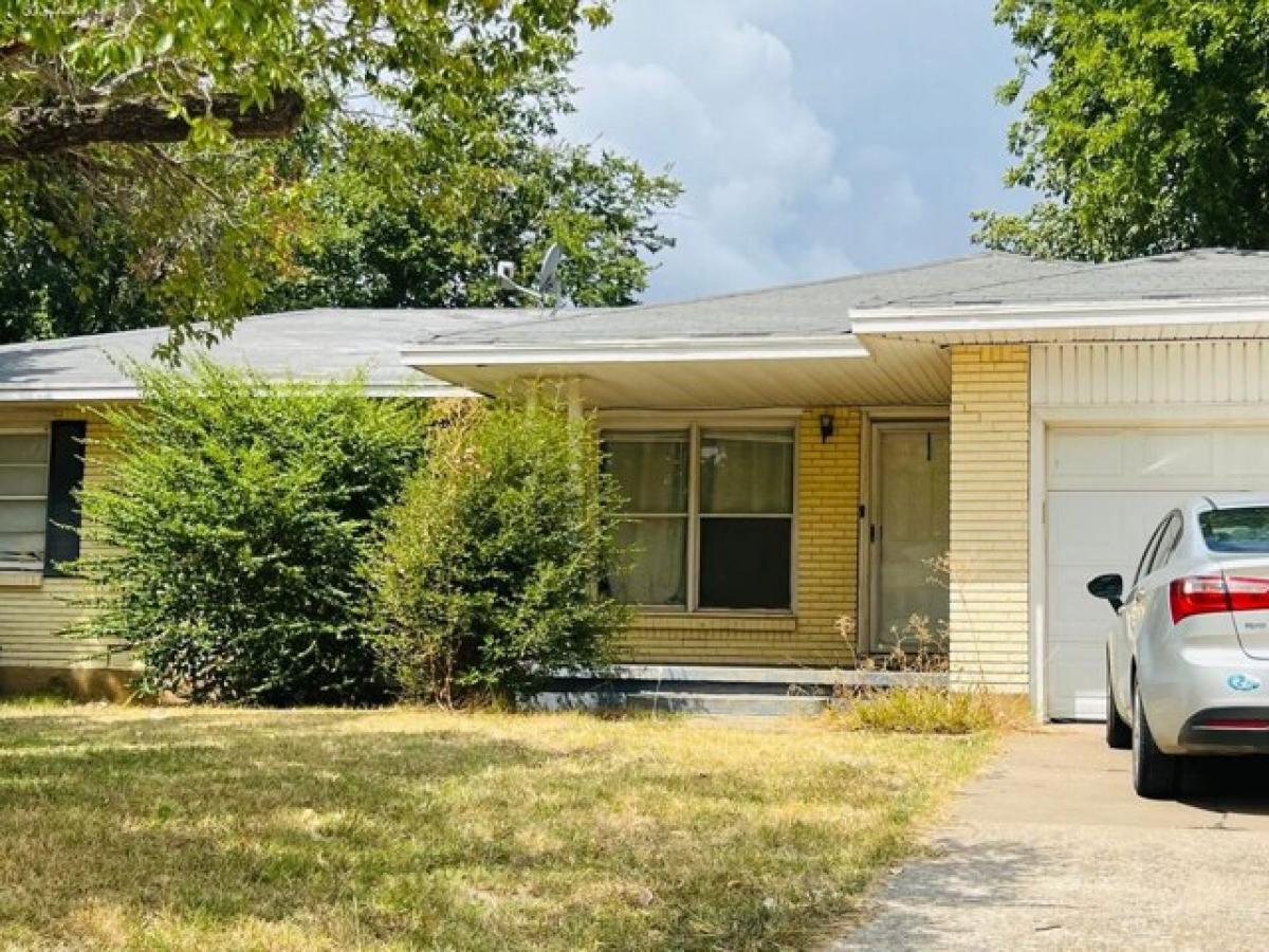 Picture of Home For Sale in Lawton, Oklahoma, United States