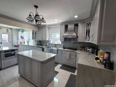 Home For Sale in Lindenhurst, New York