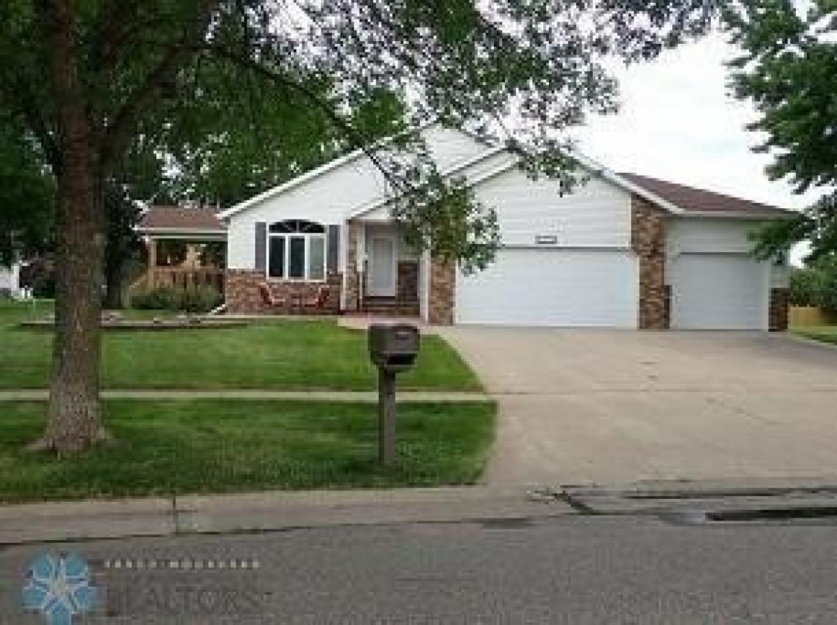 Picture of Home For Sale in West Fargo, North Dakota, United States