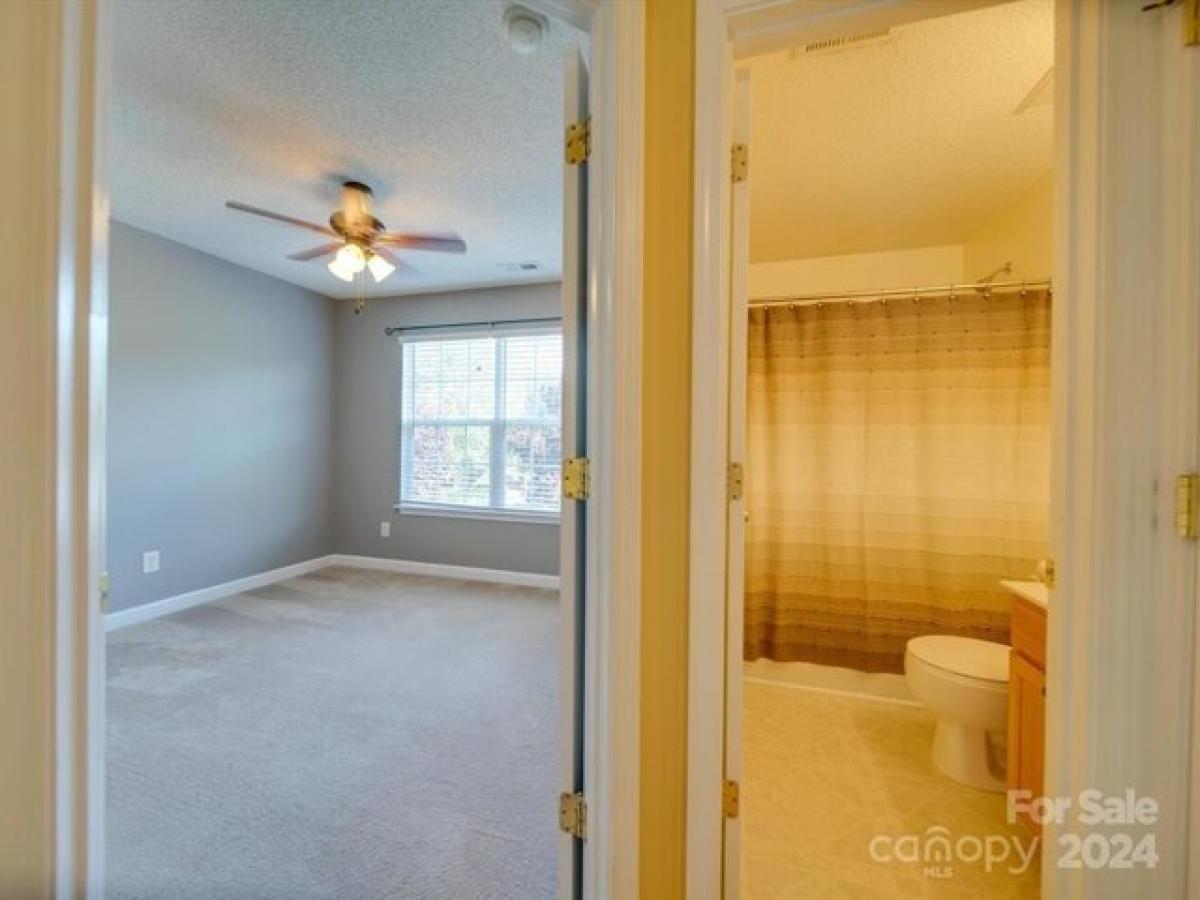 Picture of Home For Sale in Lowell, North Carolina, United States