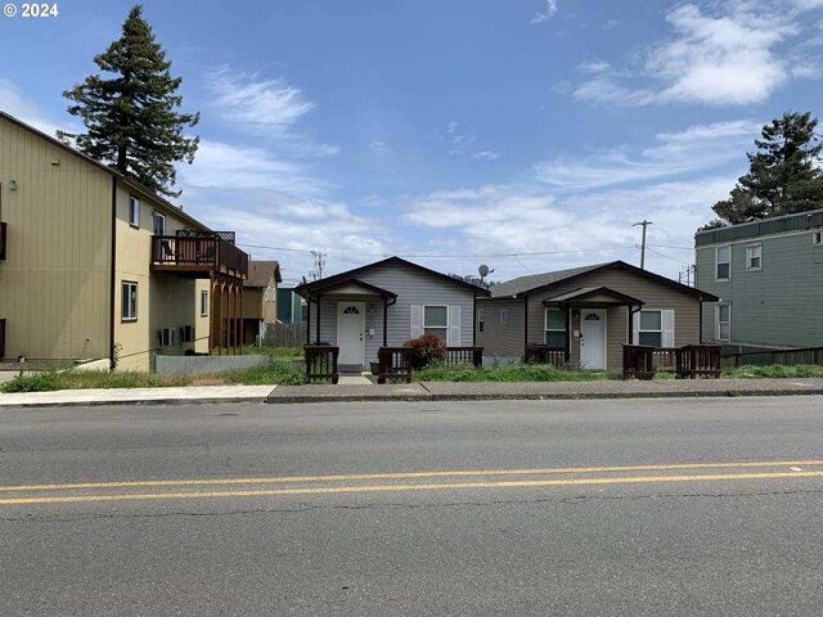 Picture of Home For Sale in Coos Bay, Oregon, United States