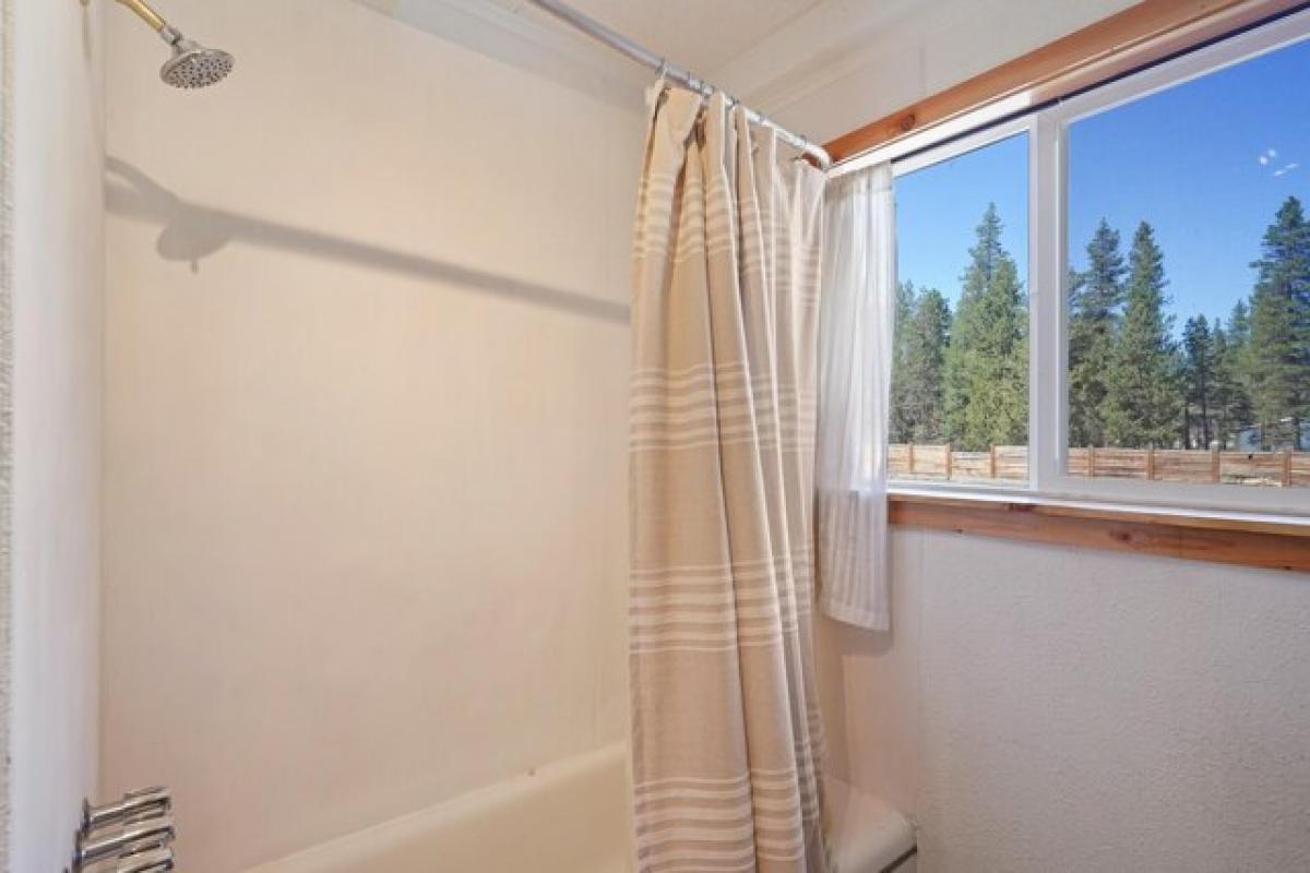 Picture of Home For Sale in La Pine, Oregon, United States