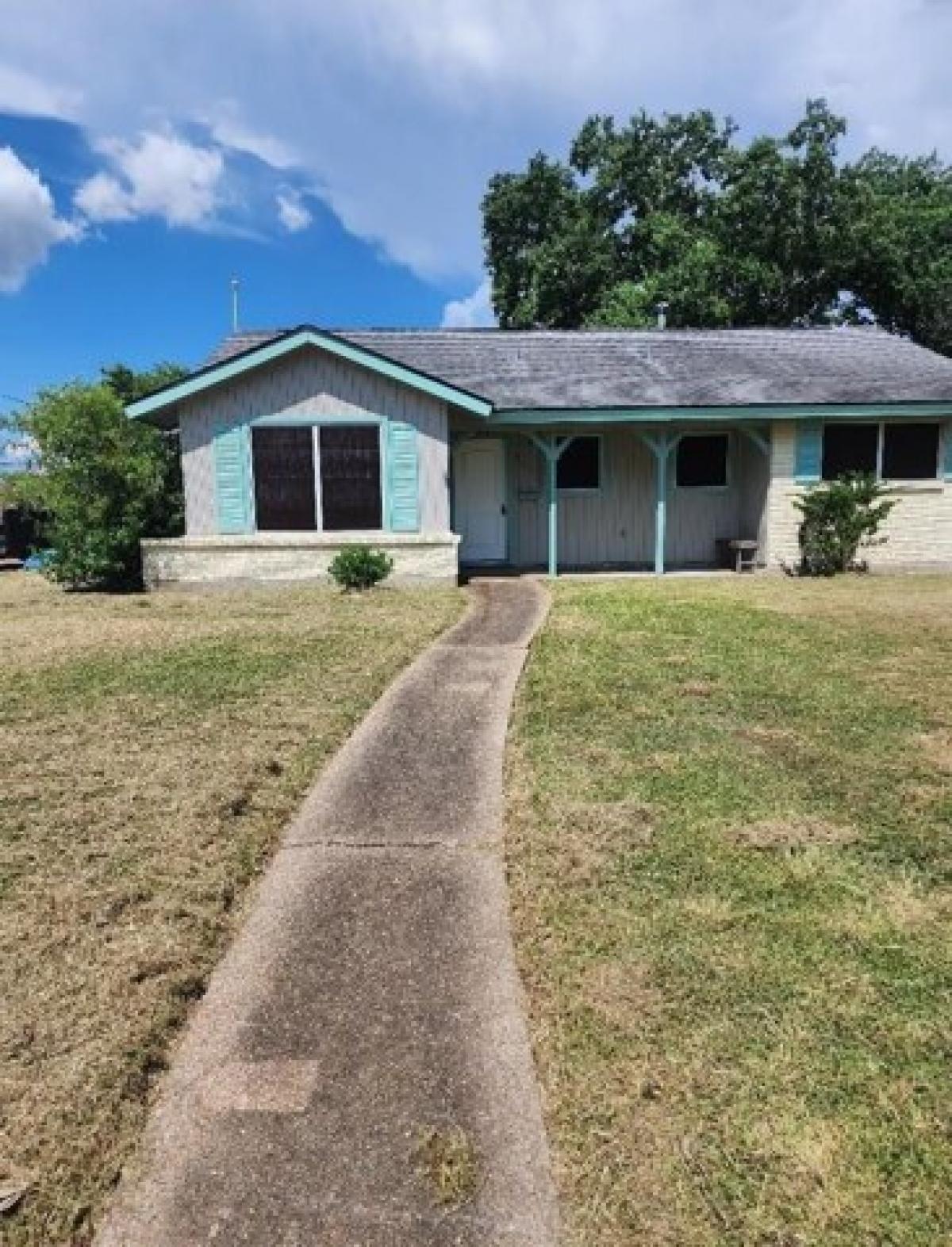 Picture of Home For Sale in Groves, Texas, United States