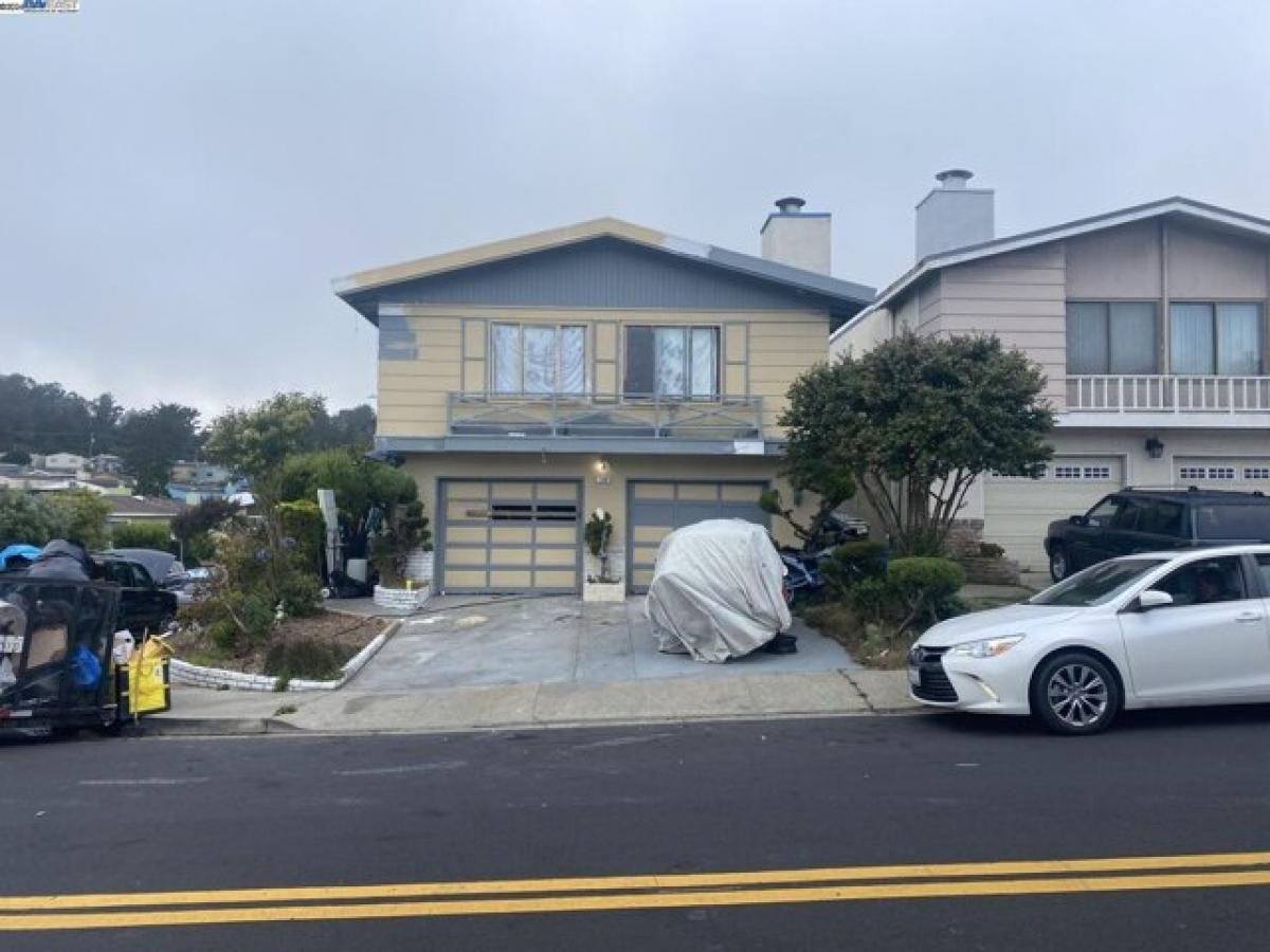 Picture of Home For Sale in Daly City, California, United States