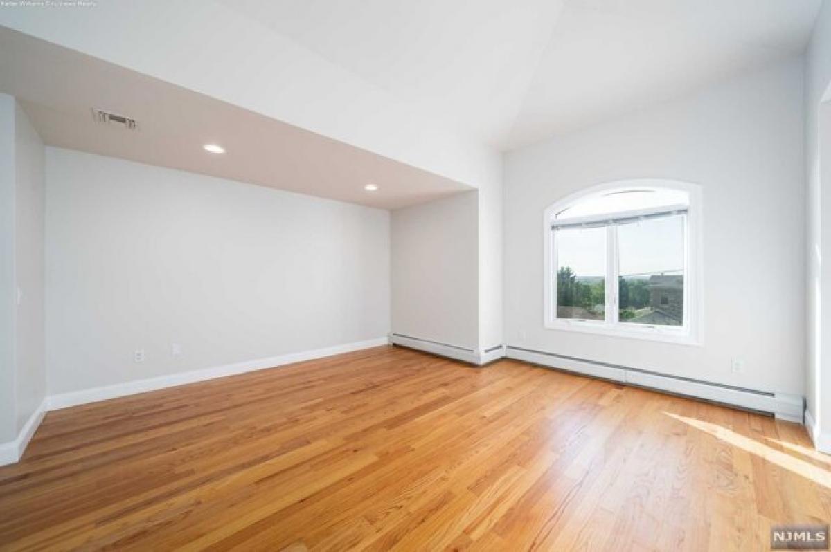 Picture of Home For Rent in Palisades Park, New Jersey, United States