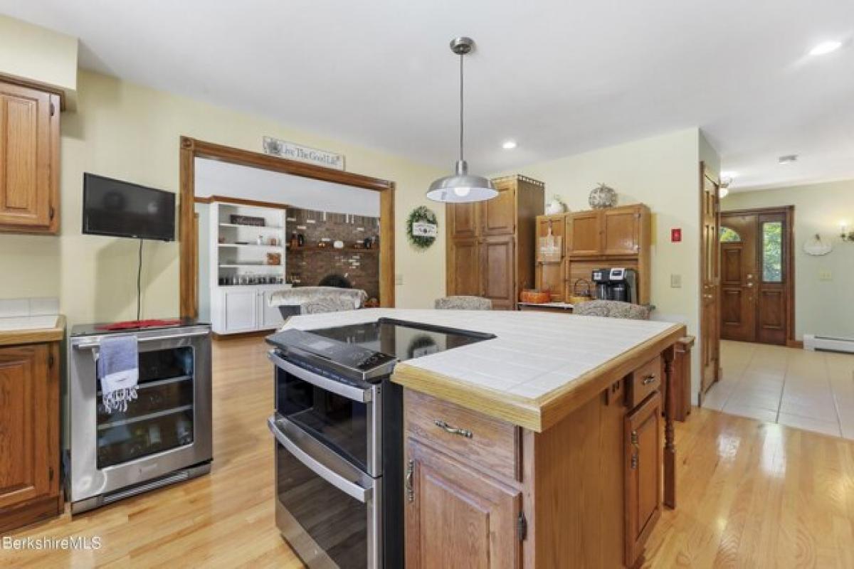 Picture of Home For Sale in Hinsdale, Massachusetts, United States