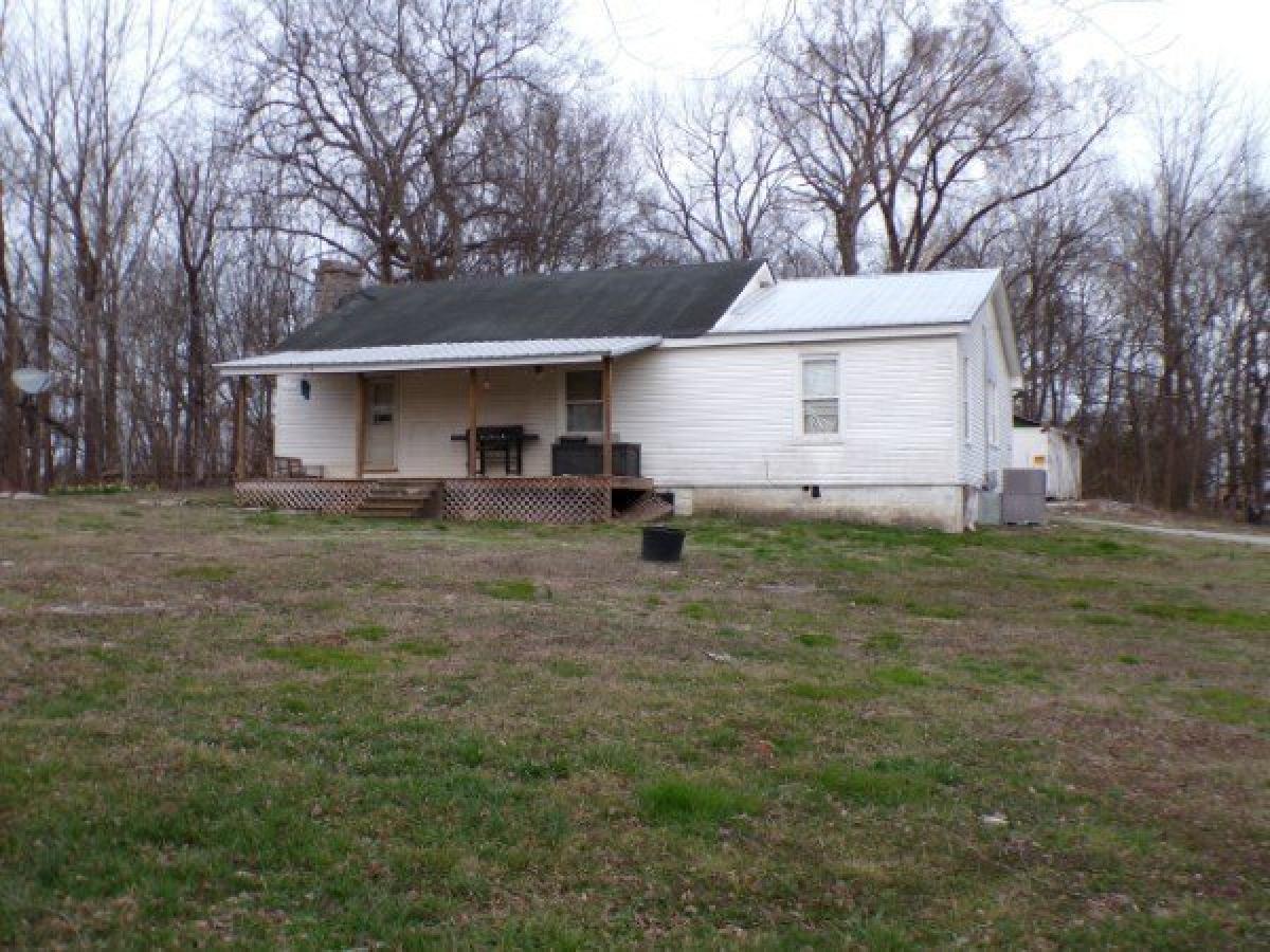 Picture of Home For Sale in Lewisburg, Tennessee, United States