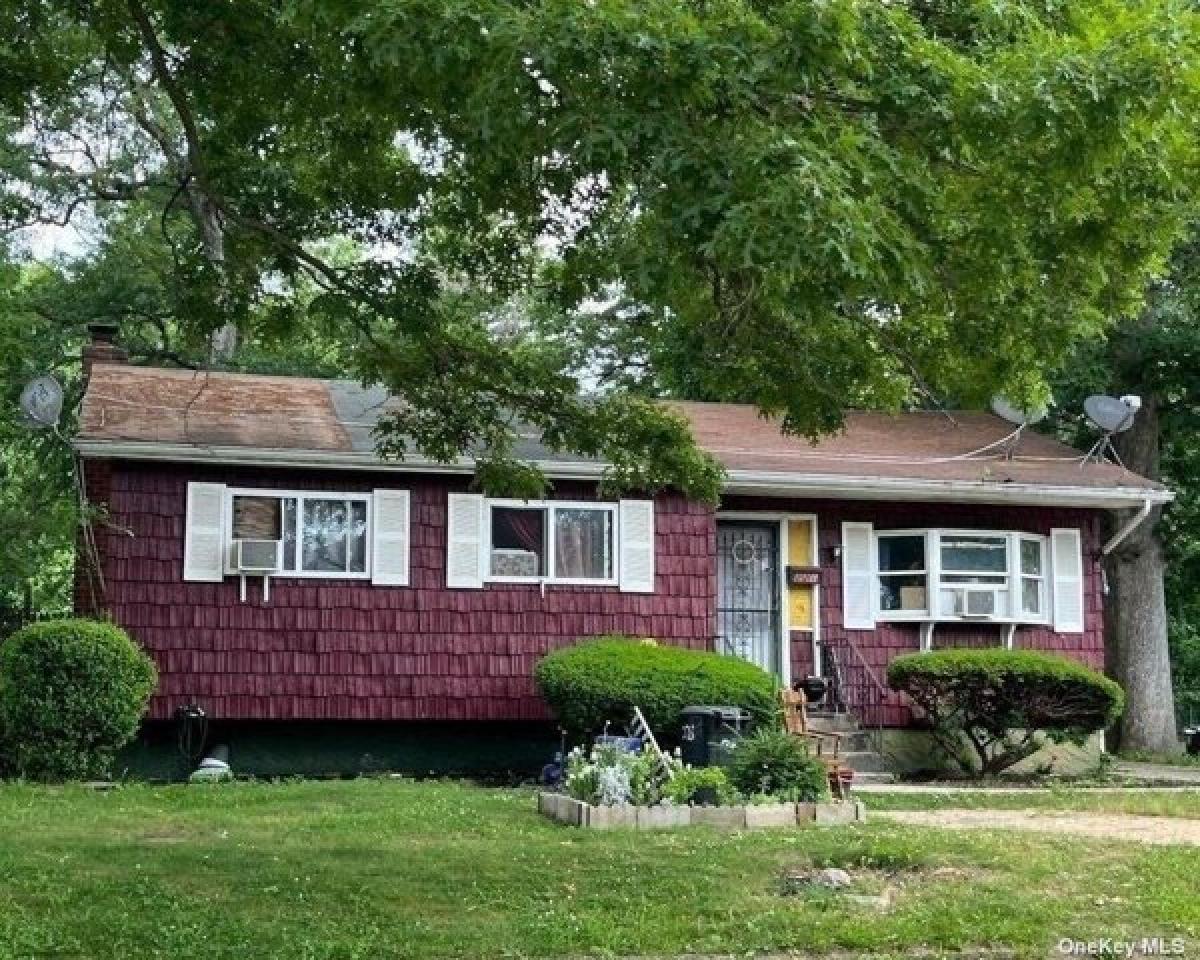 Picture of Home For Sale in Wyandanch, New York, United States