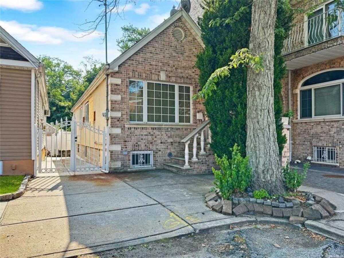 Picture of Home For Sale in Middle Village, New York, United States