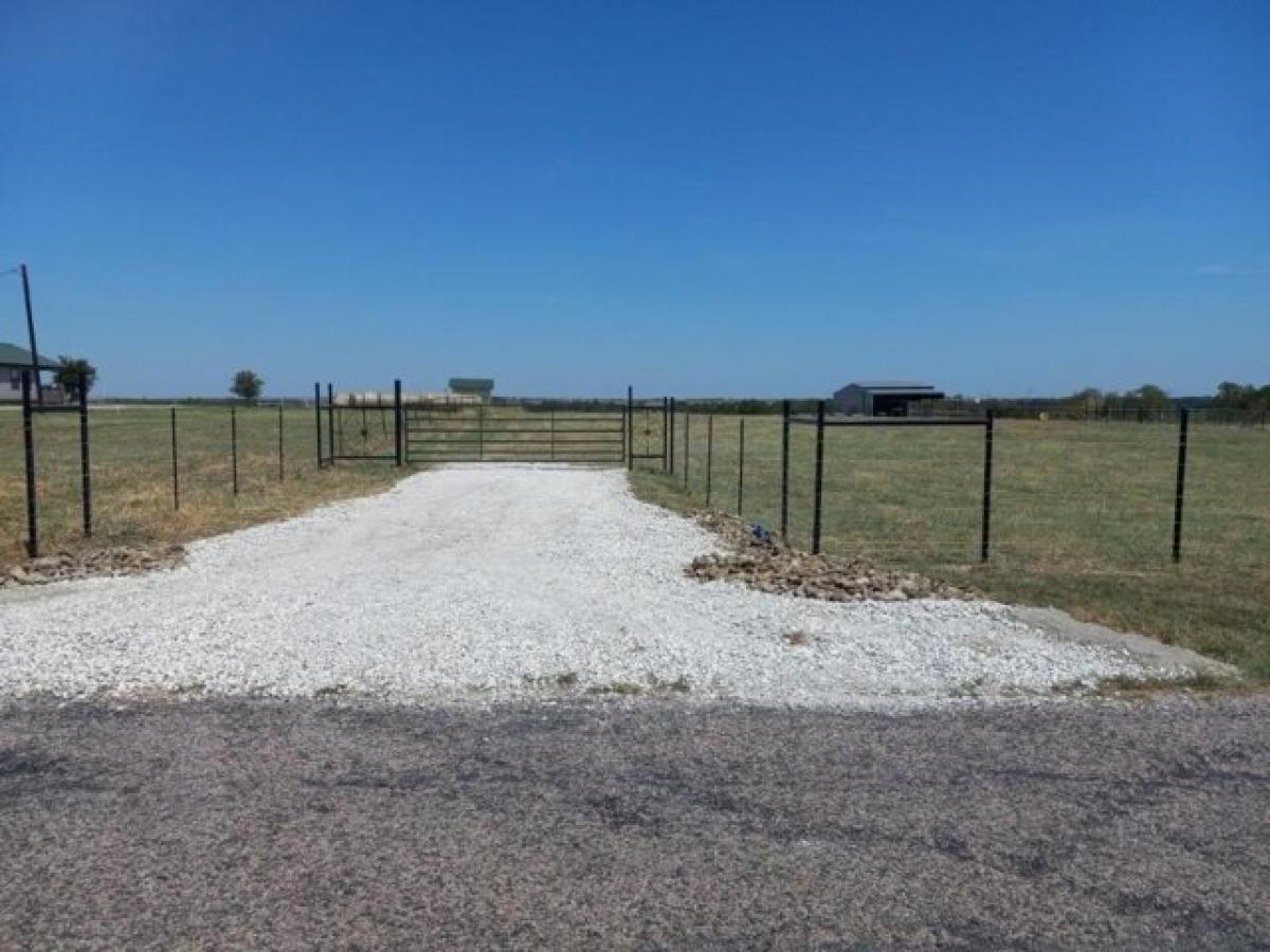 Picture of Residential Land For Sale in Valley View, Texas, United States