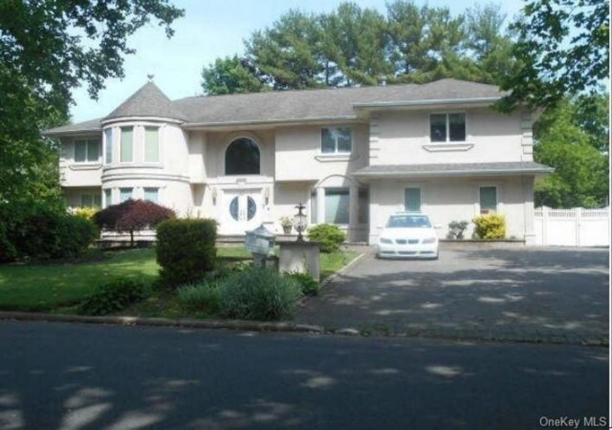 Picture of Home For Sale in Dix Hills, New York, United States