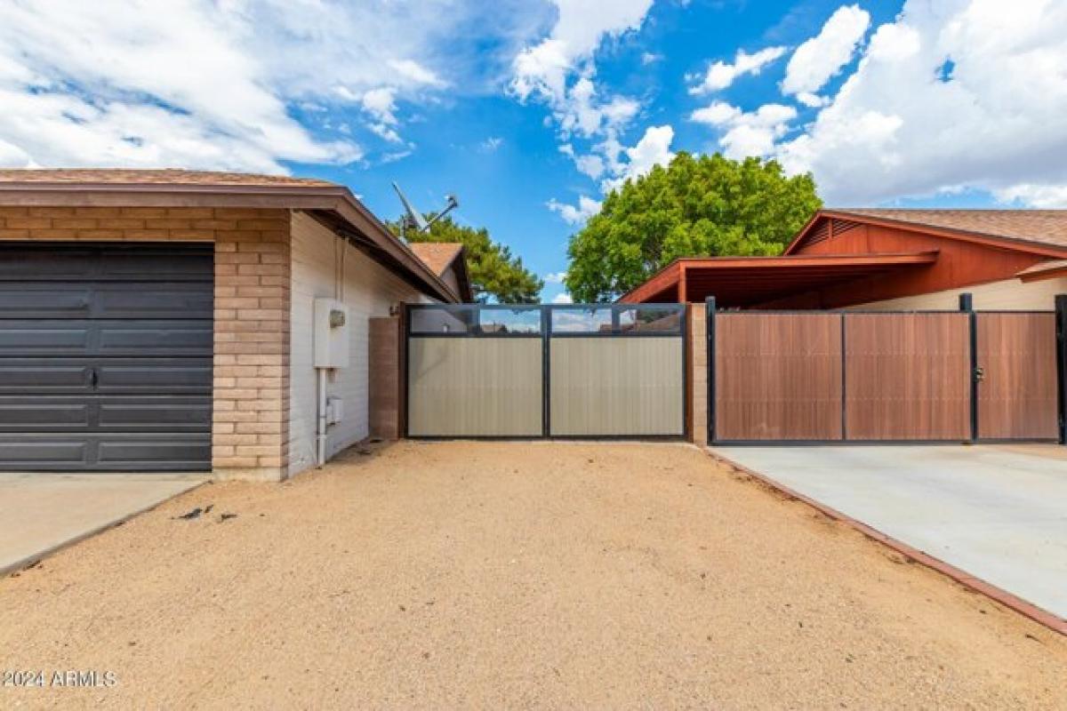 Picture of Home For Sale in Glendale, Arizona, United States