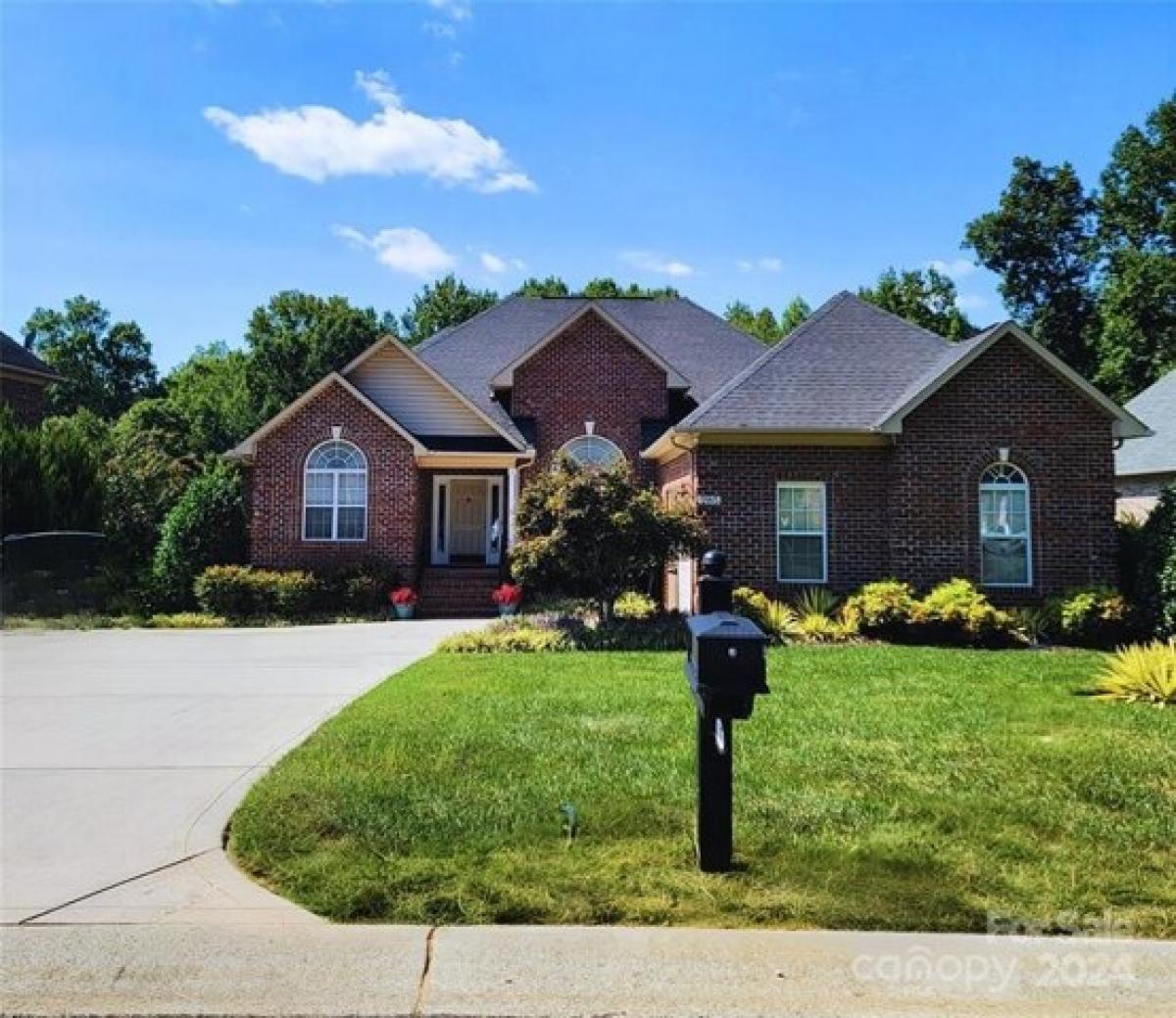 Picture of Home For Sale in Mooresville, North Carolina, United States