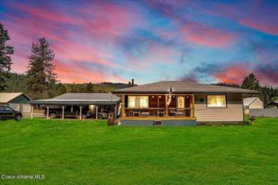 Home For Sale in Pinehurst, Idaho