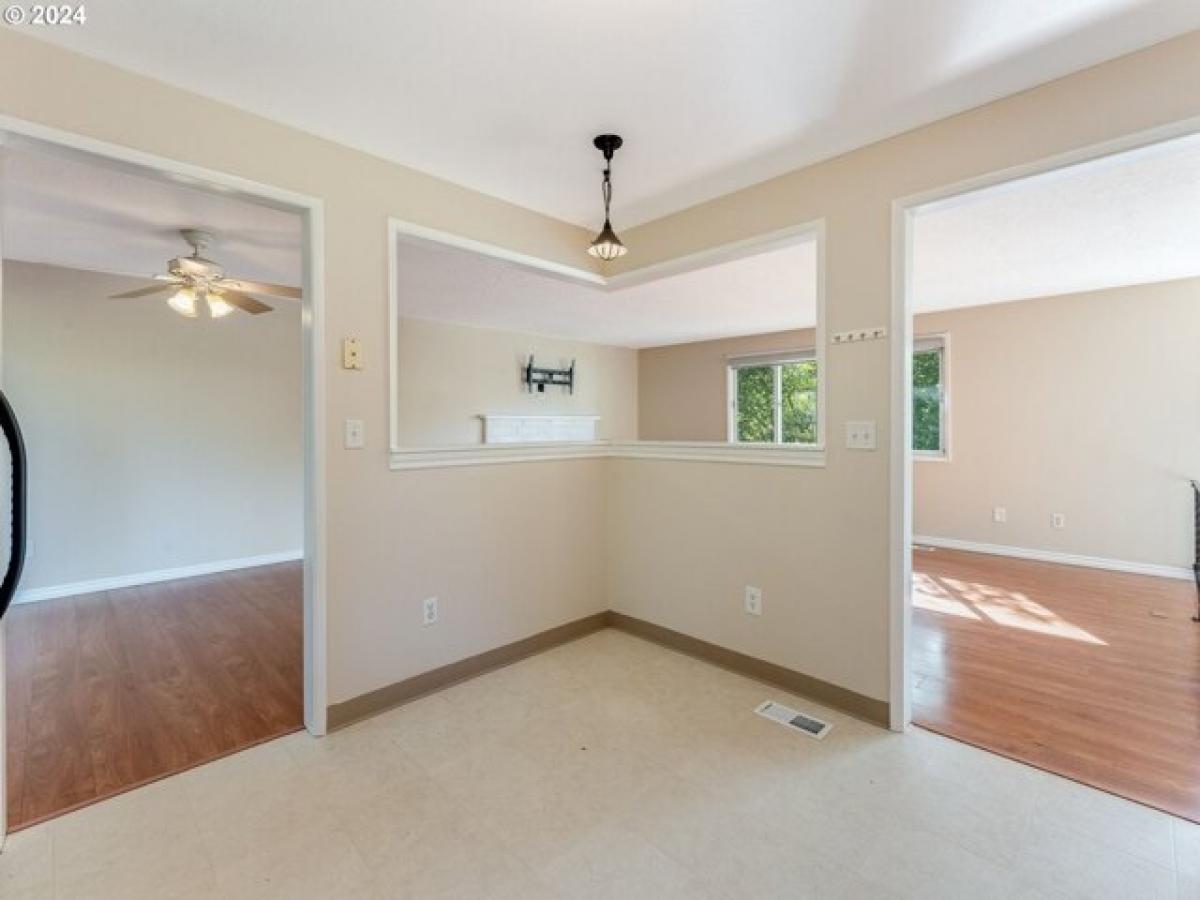 Picture of Home For Sale in Tualatin, Oregon, United States