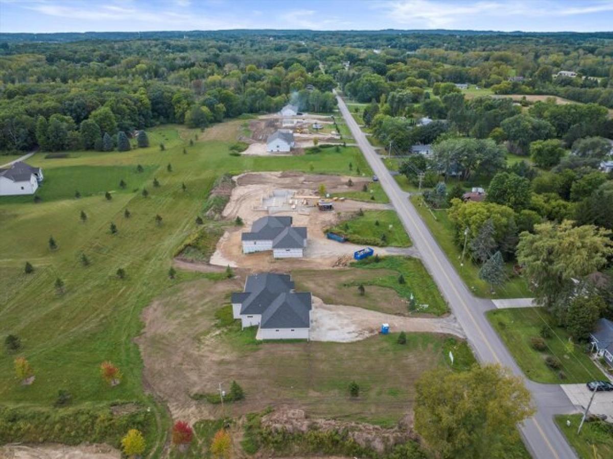 Picture of Home For Sale in West Bend, Wisconsin, United States