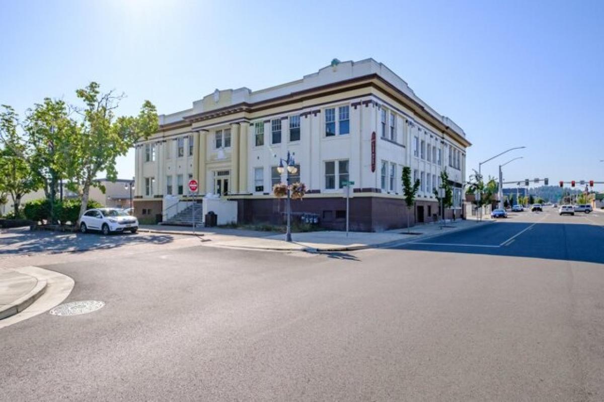 Picture of Home For Sale in Coos Bay, Oregon, United States