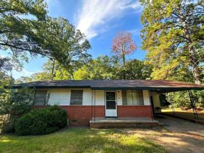 Home For Sale in Summit, Mississippi