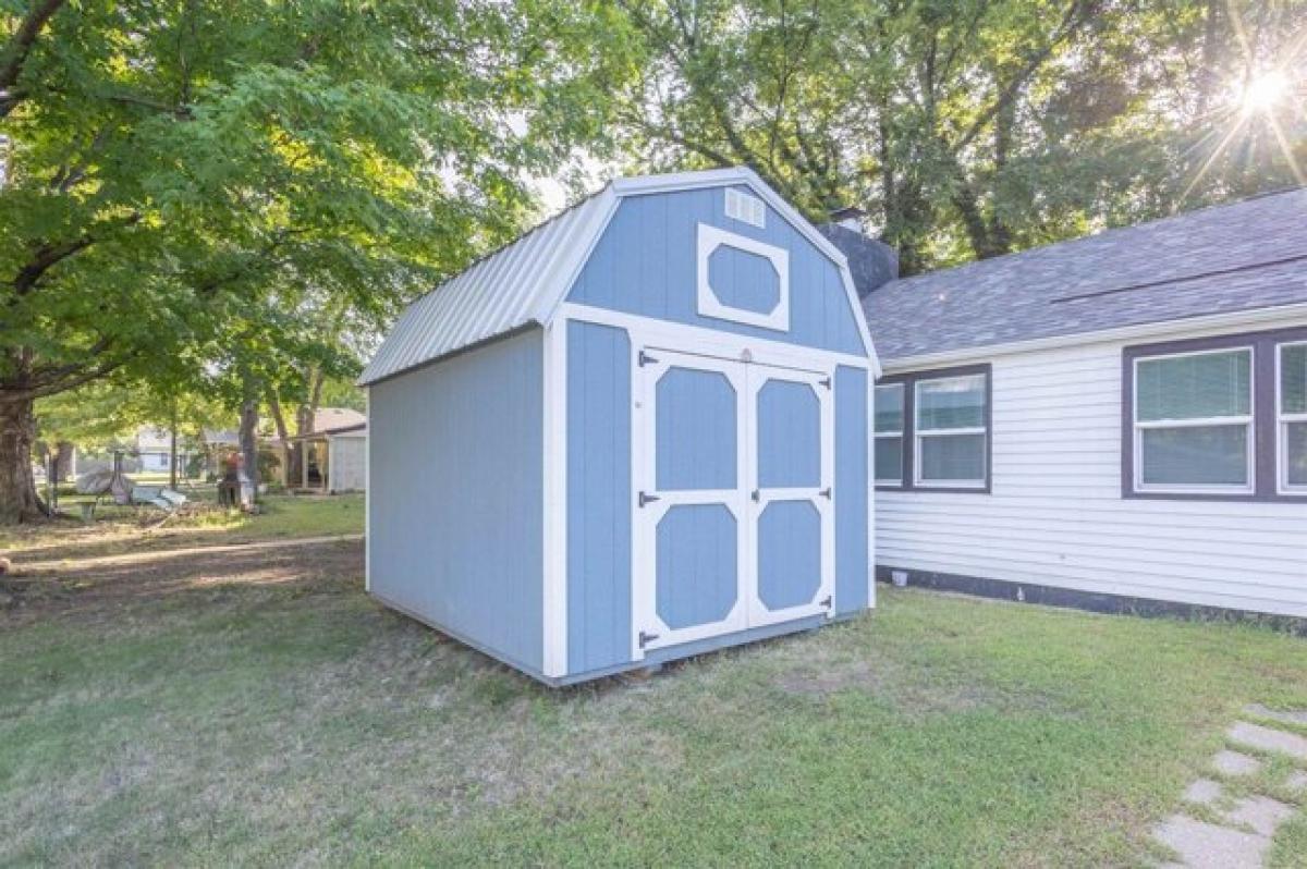 Picture of Home For Sale in Winfield, Kansas, United States