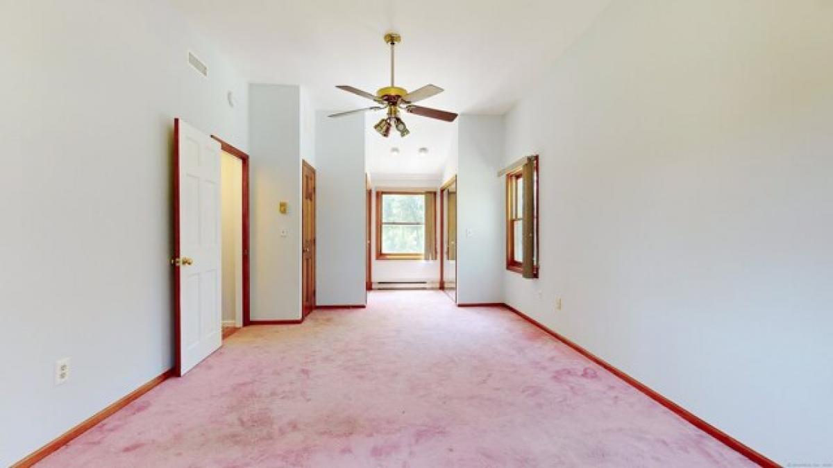 Picture of Home For Sale in Danbury, Connecticut, United States