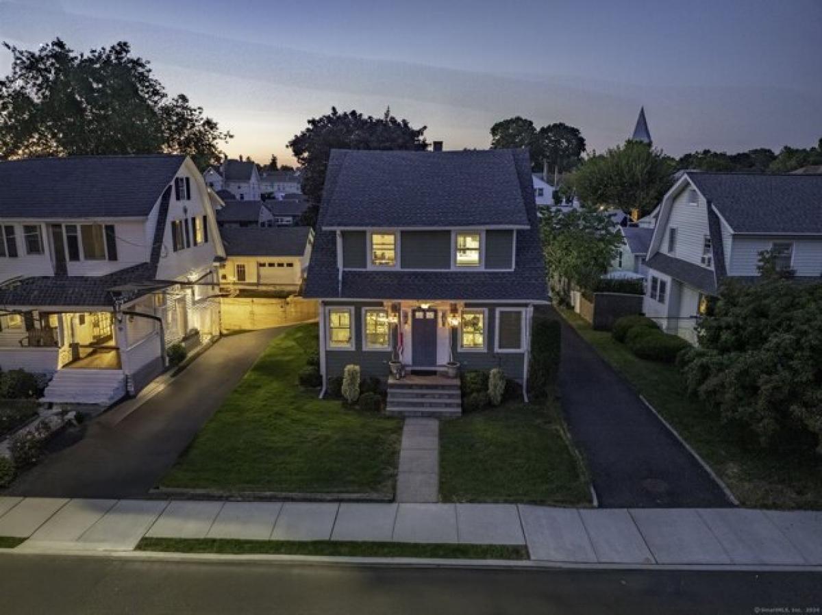 Picture of Home For Sale in Norwalk, Connecticut, United States