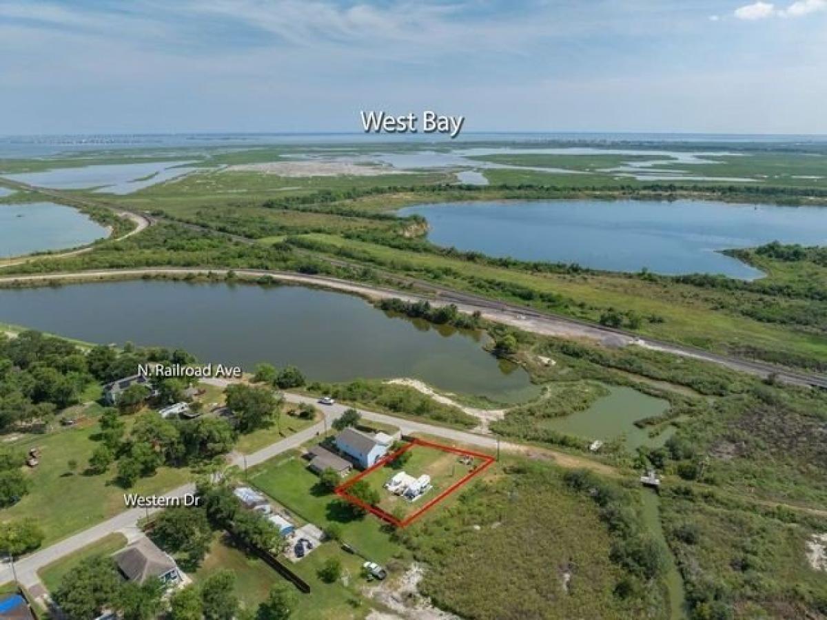 Picture of Residential Land For Sale in Hitchcock, Texas, United States