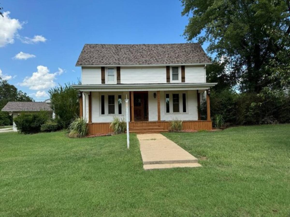 Picture of Home For Sale in Oswego, Kansas, United States