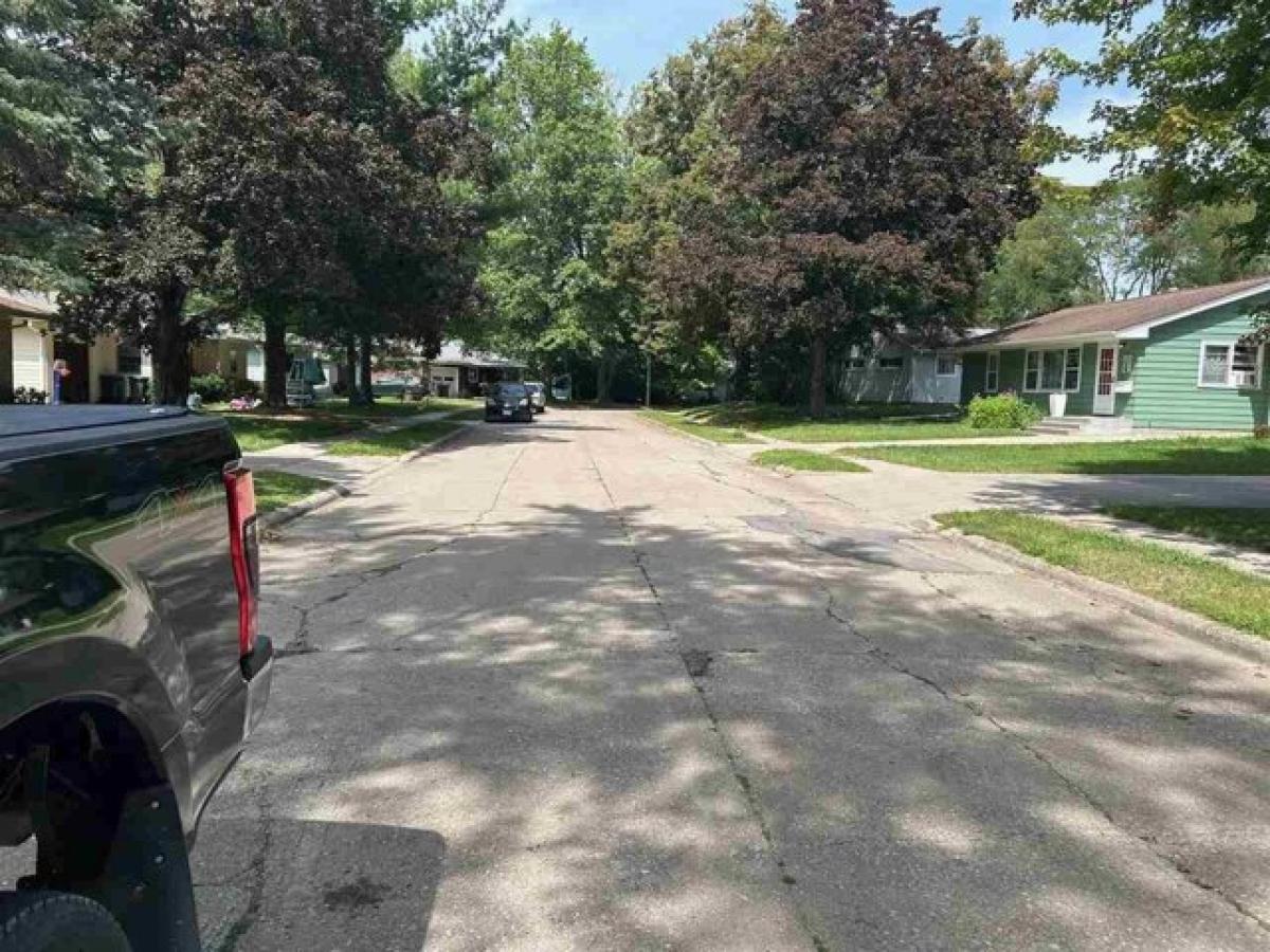 Picture of Home For Sale in Iowa City, Iowa, United States