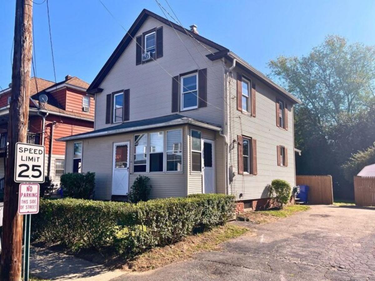 Picture of Home For Sale in Enfield, Connecticut, United States