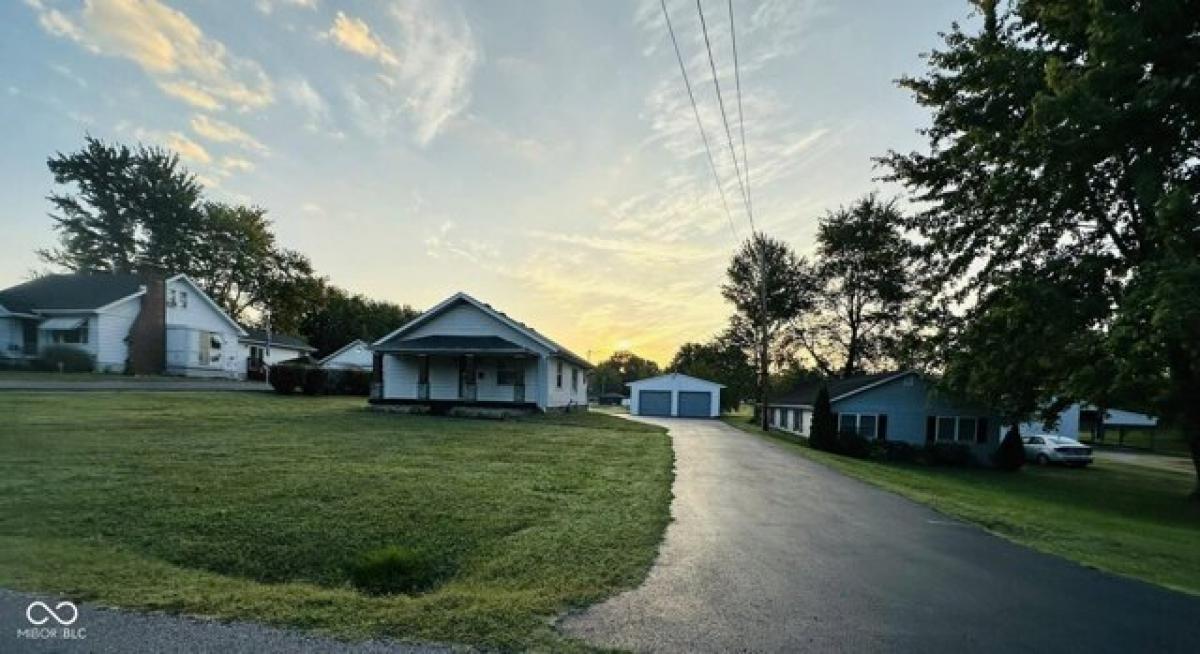 Picture of Home For Sale in Austin, Indiana, United States