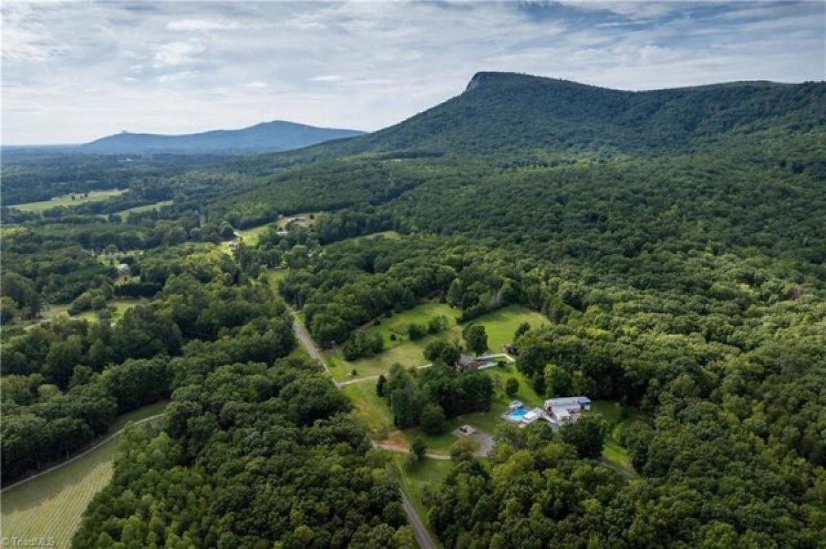 Picture of Home For Sale in Walnut Cove, North Carolina, United States