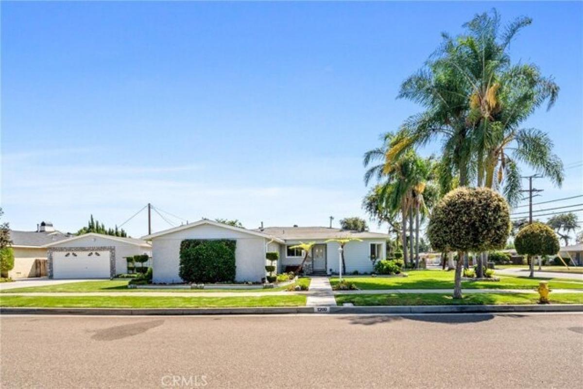 Picture of Home For Sale in Fullerton, California, United States