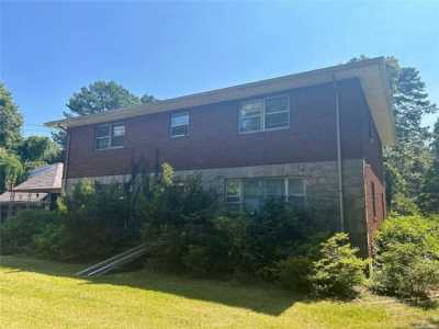 Home For Sale in Melville, New York