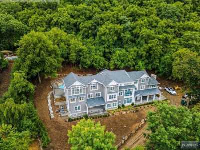 Home For Sale in Franklin Lakes, New Jersey