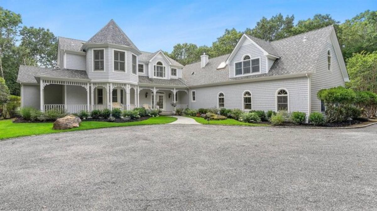 Picture of Home For Sale in East Hampton, New York, United States