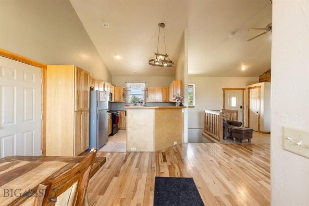 Picture of Home For Sale in Belgrade, Montana, United States