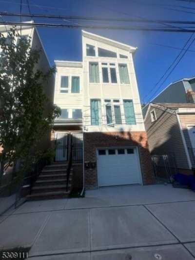 Home For Rent in Newark, New Jersey