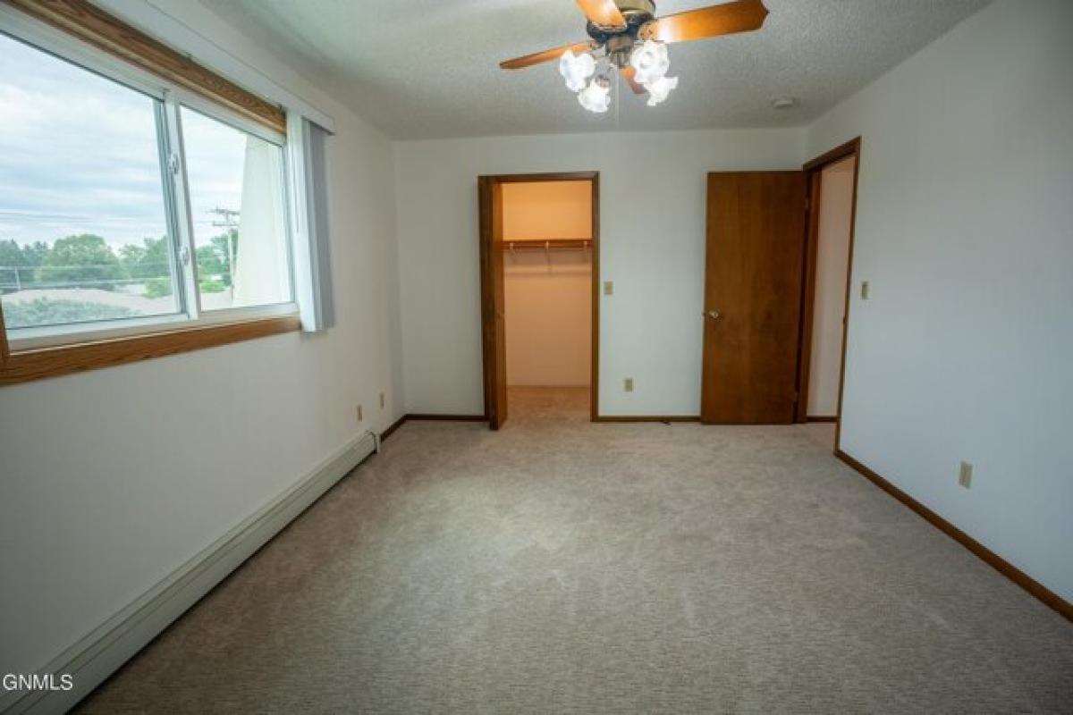 Picture of Home For Sale in Bismarck, North Dakota, United States